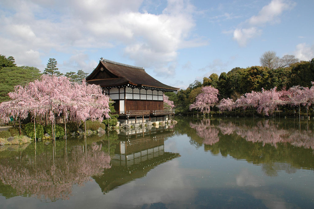 京 でかけよう Vol41 平安京時代へと誘う 荘麗な神宮で四季をたのしむ 平安神宮 Foresight