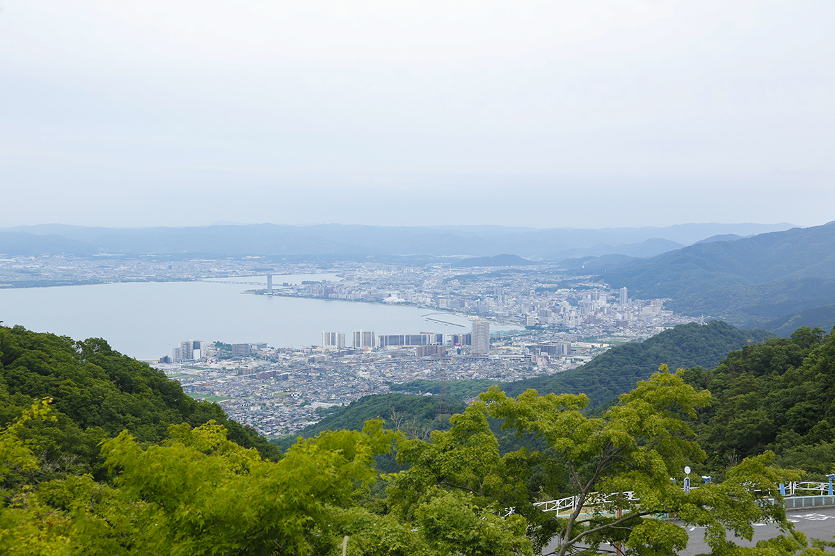 田の谷峠ゲートから山頂へ向かう道中、時折木々の間から顔をのぞかせる琵琶湖や街の眺望に胸が踊ります。