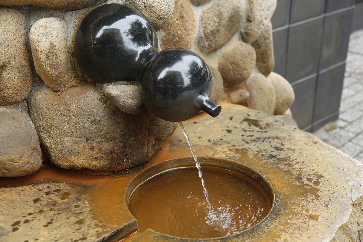 湯量豊富な有馬温泉では、温泉街のいたるところでその湯に触れることができます