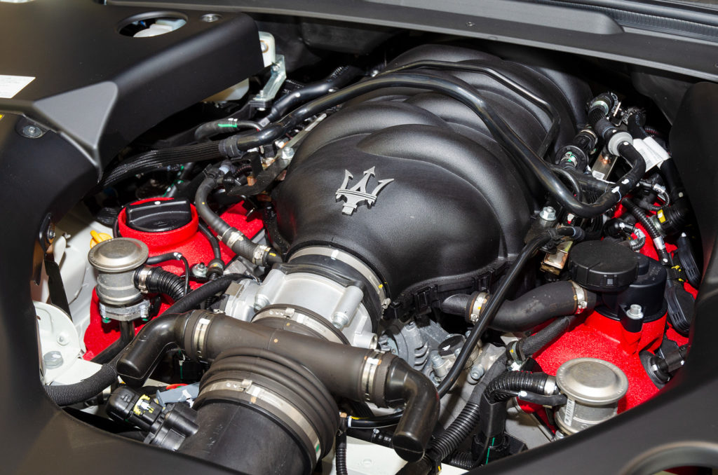 フェラーリ製の4.7L V8自然吸気エンジン
