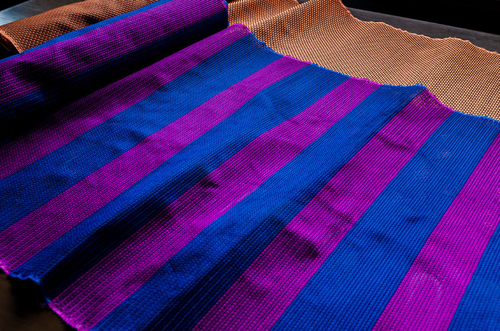 KUSKA手織りで織られたネクタイの生地