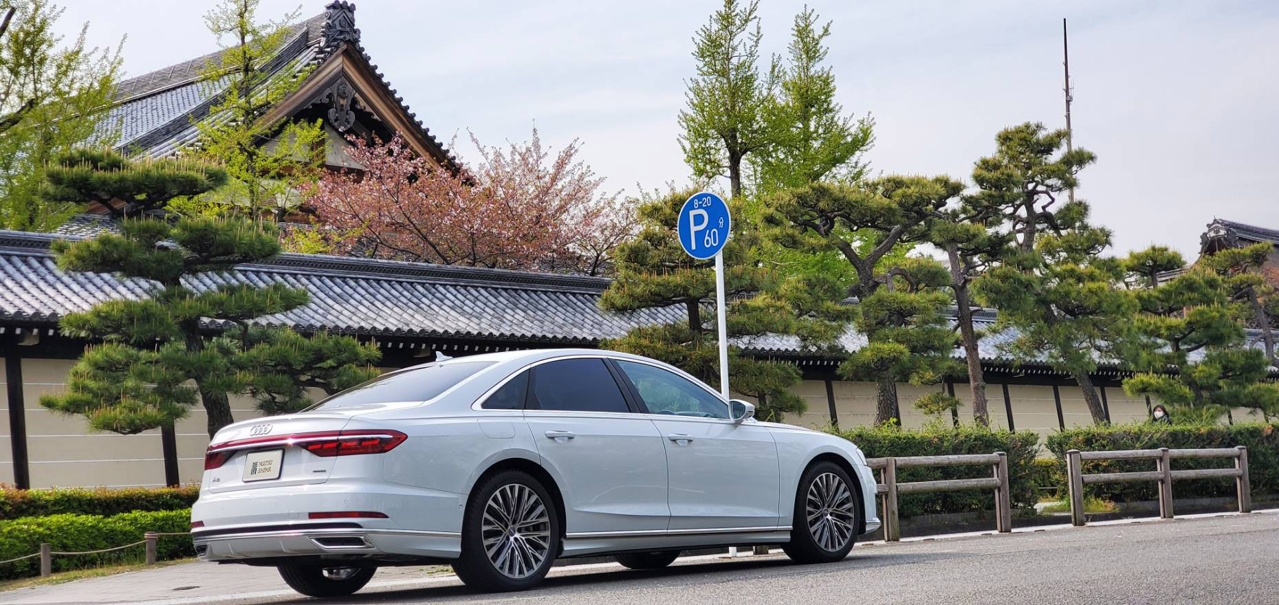 Audi A8と東本願寺