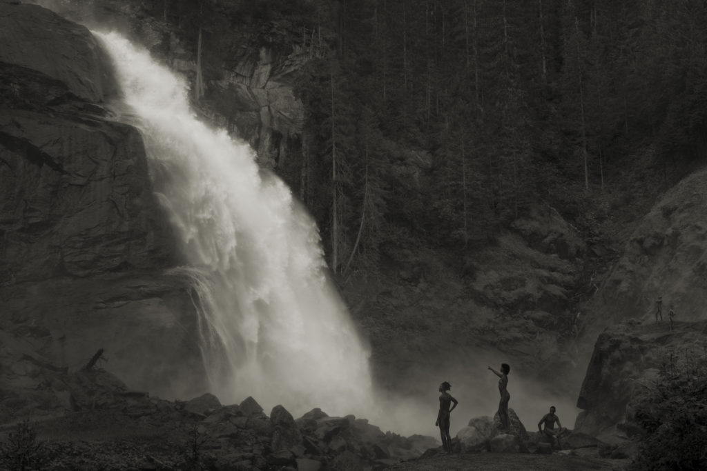 アーウィン・オラフ 《Im Wald, Am Wasserfall》 2020年　©︎ Erwin Olaf