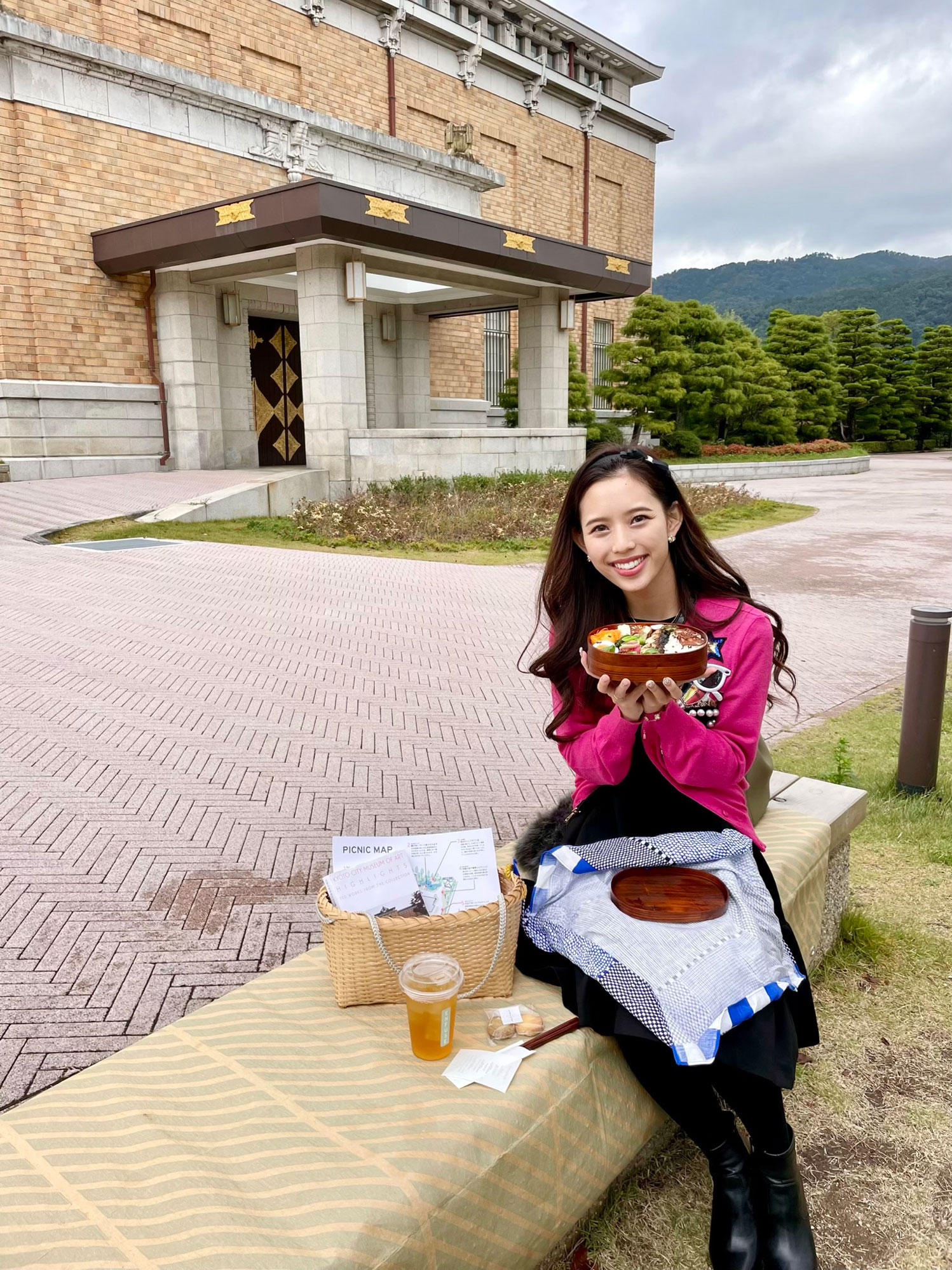 京セラ美術館内のカフェ「ENFUSU」のピクニックセットをベンチでいただく