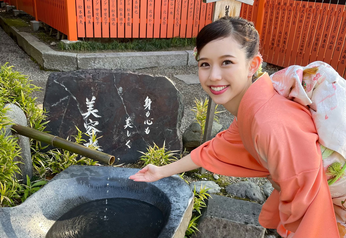 　八坂神社境内にある美御前社の湧き水「美容水」